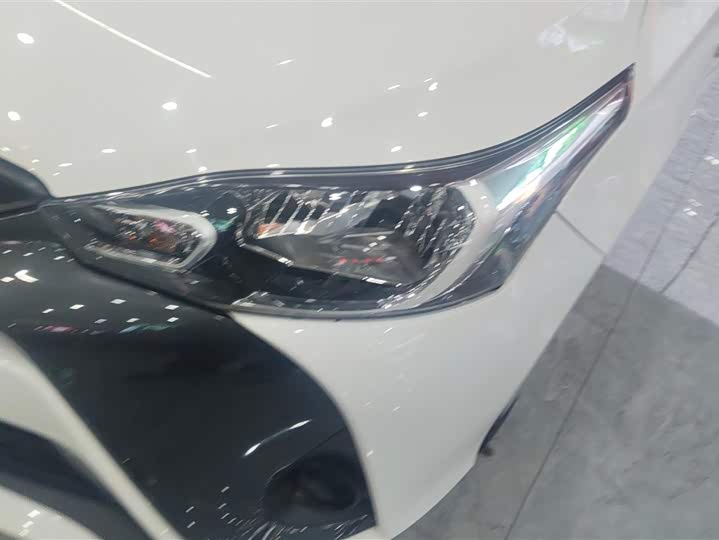 Фото 5 - Toyota Yaris L Hatchback