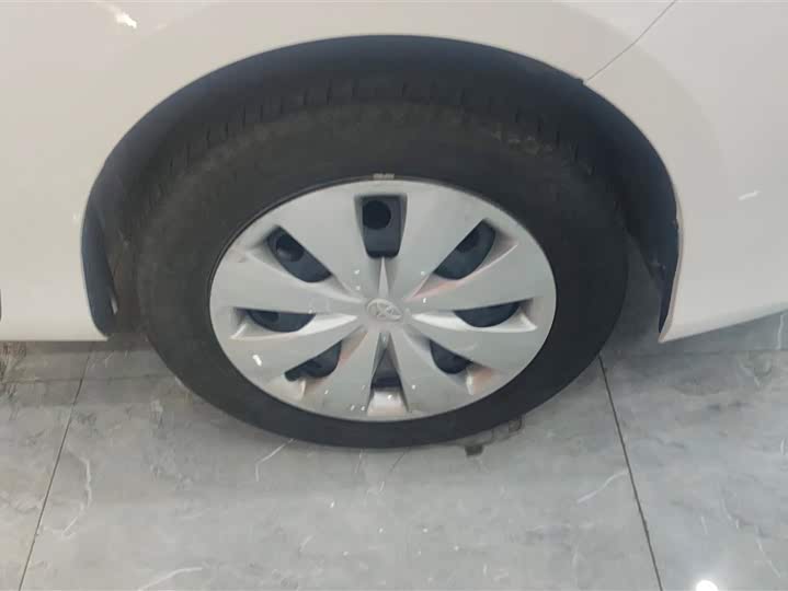 Фото 6 - Toyota Yaris L Hatchback