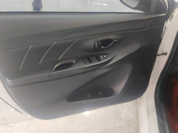 Фото 7 - Toyota Yaris L Hatchback