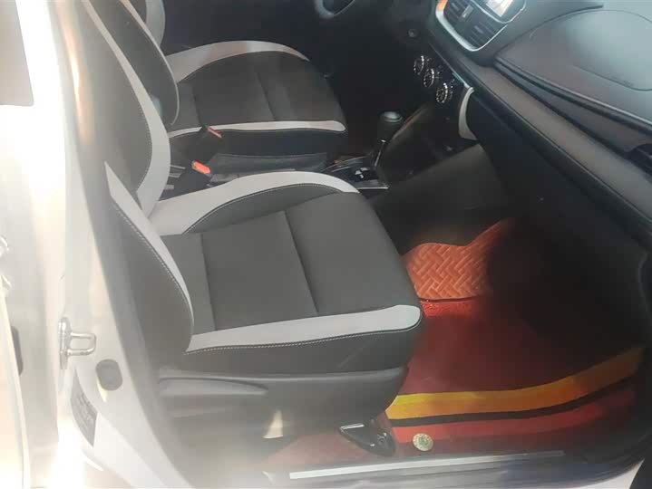 Фото 8 - Toyota Yaris L Hatchback