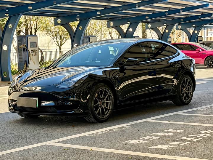 Фото 1 - Tesla Model 3