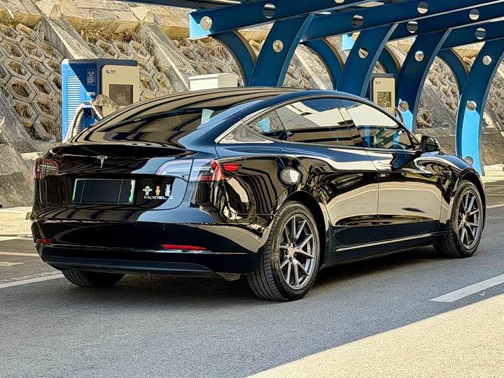 Фото 4 - Tesla Model 3