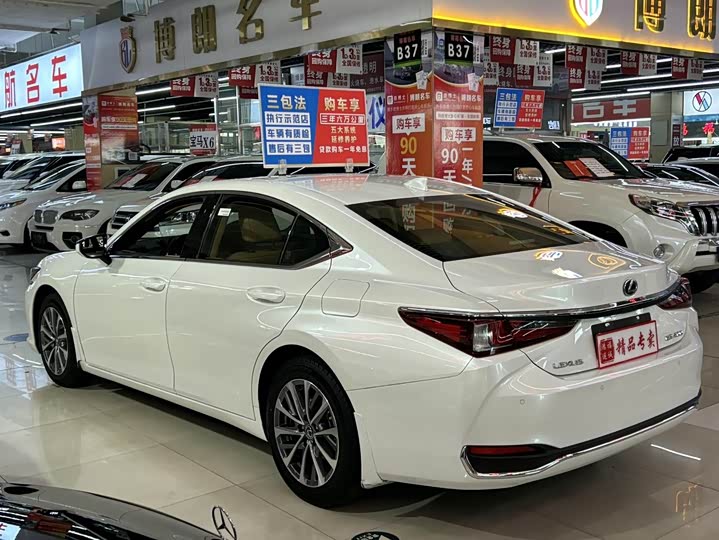 Фото 6 - Lexus ES