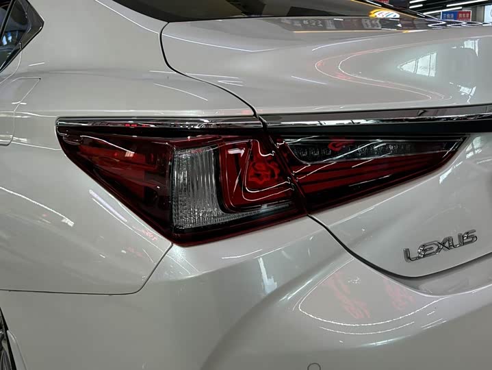 Фото 7 - Lexus ES