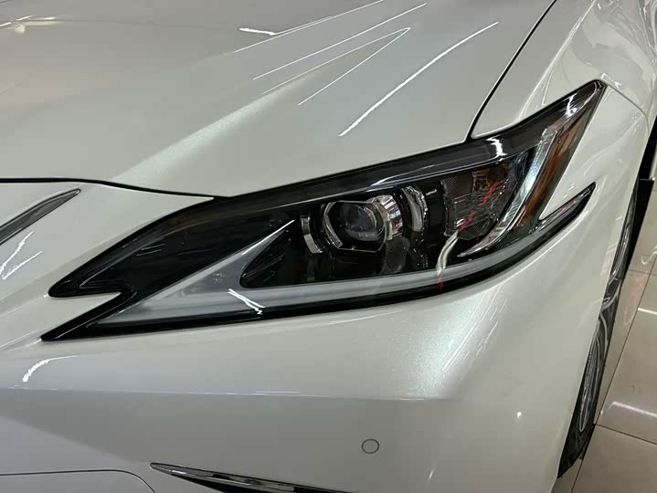 Фото 8 - Lexus ES