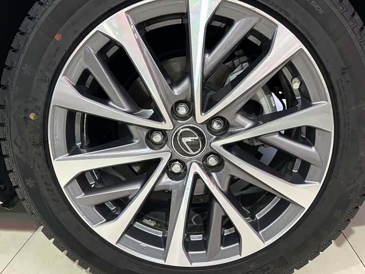 Фото 9 - Lexus ES