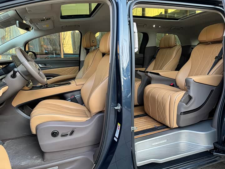 Фото 6 - Denza D9