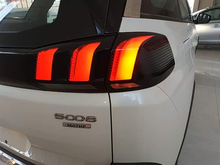 Фото 8 - Peugeot 5008