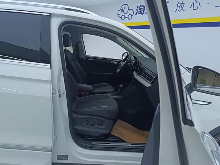 Фото 8 - Volkswagen Tiguan L Pro