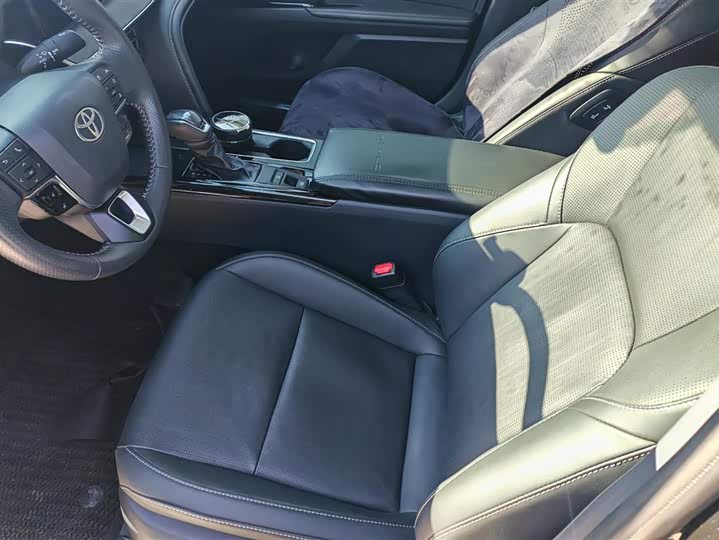 Фото 9 - Toyota Camry