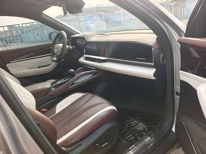 Фото 8 - Geely Monjaro