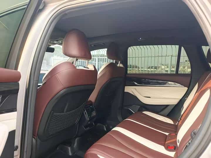 Фото 9 - Geely Monjaro