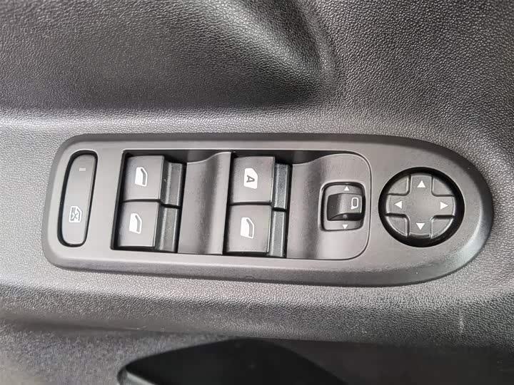 Фото 9 - Citroen C3-XR