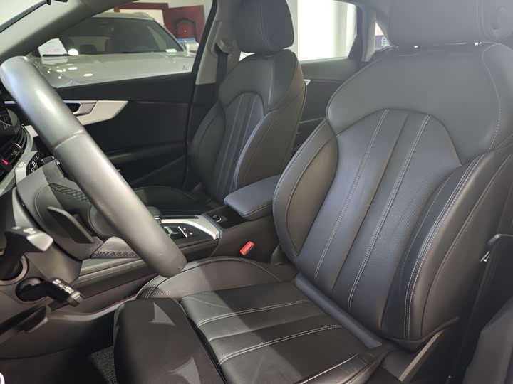 Фото 6 - Audi A4L