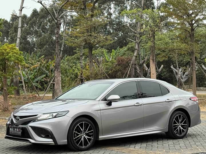 Фото 1 - Toyota Camry