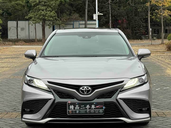 Фото 2 - Toyota Camry