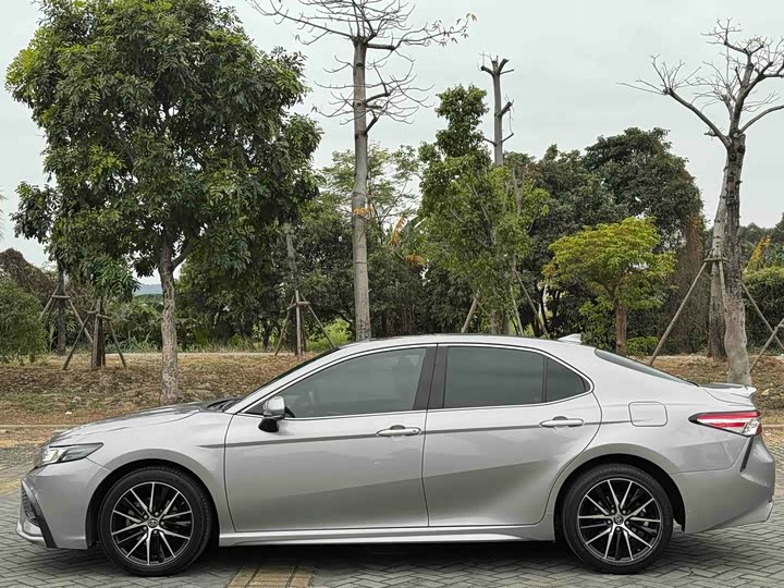 Фото 8 - Toyota Camry