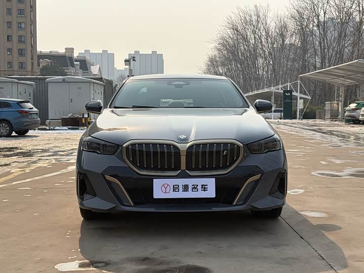 Фото 2 - BMW i5