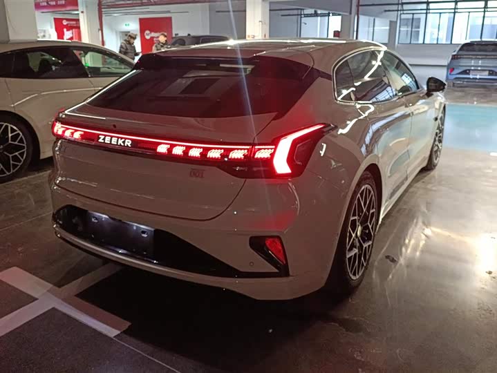 Фото 3 - Zeekr 001