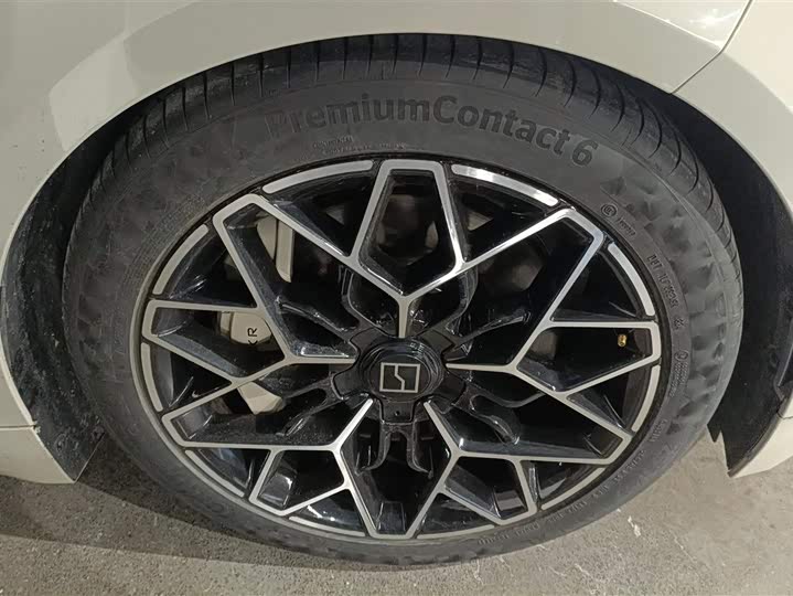 Фото 6 - Zeekr 001