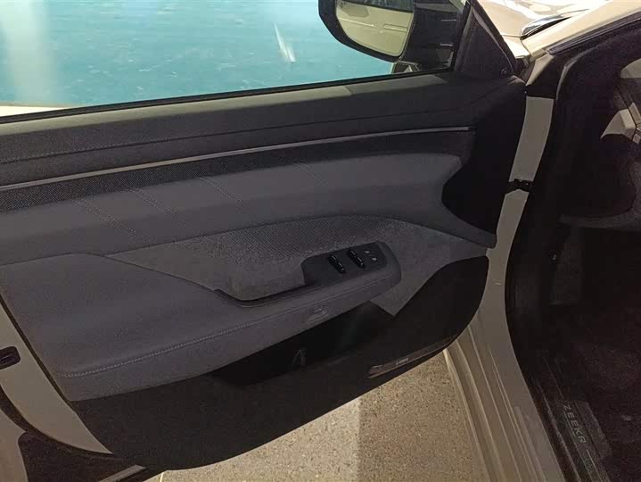 Фото 7 - Zeekr 001