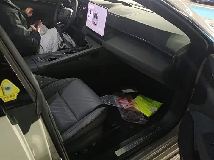 Фото 8 - Zeekr 001