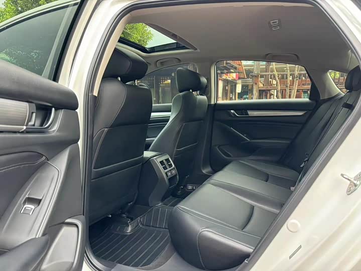 Фото 6 - Honda Accord