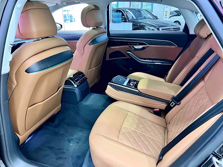 Фото 9 - Audi A8