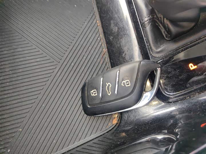 Фото 9 - Roewe i5