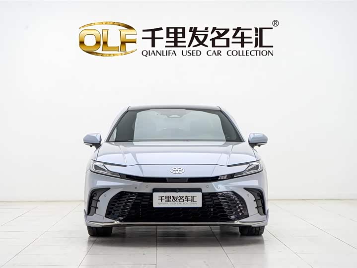 Фото 2 - Toyota Camry