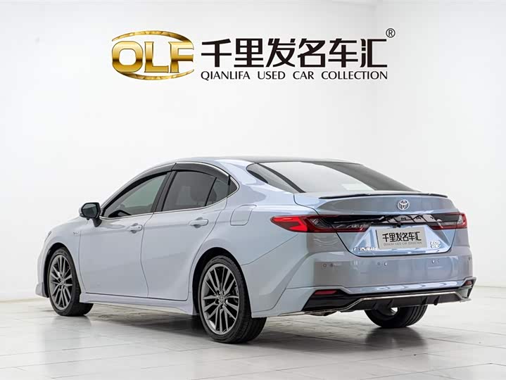 Фото 4 - Toyota Camry