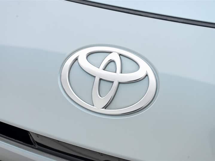 Фото 9 - Toyota Camry