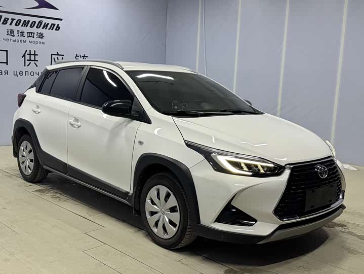 Фото 3 - Toyota Yaris L Hatchback