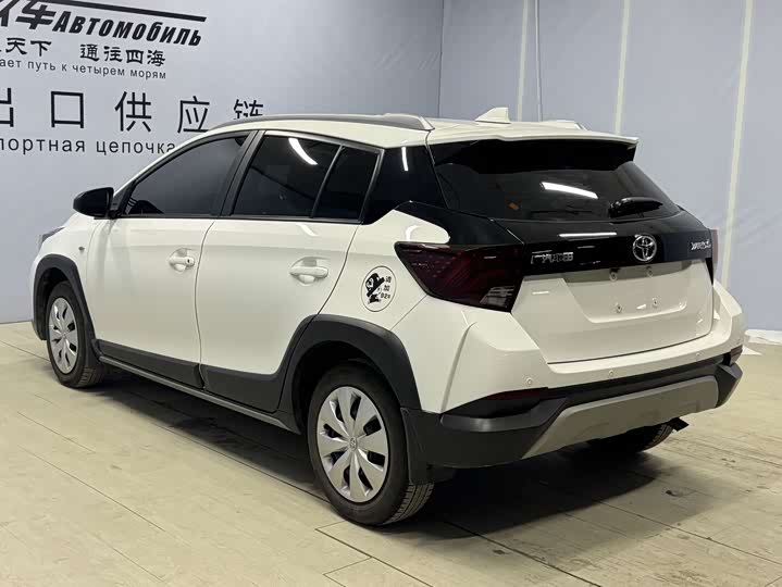 Фото 4 - Toyota Yaris L Hatchback