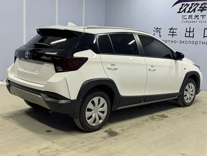 Фото 6 - Toyota Yaris L Hatchback