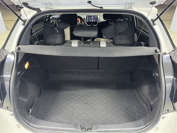 Фото 7 - Toyota Yaris L Hatchback