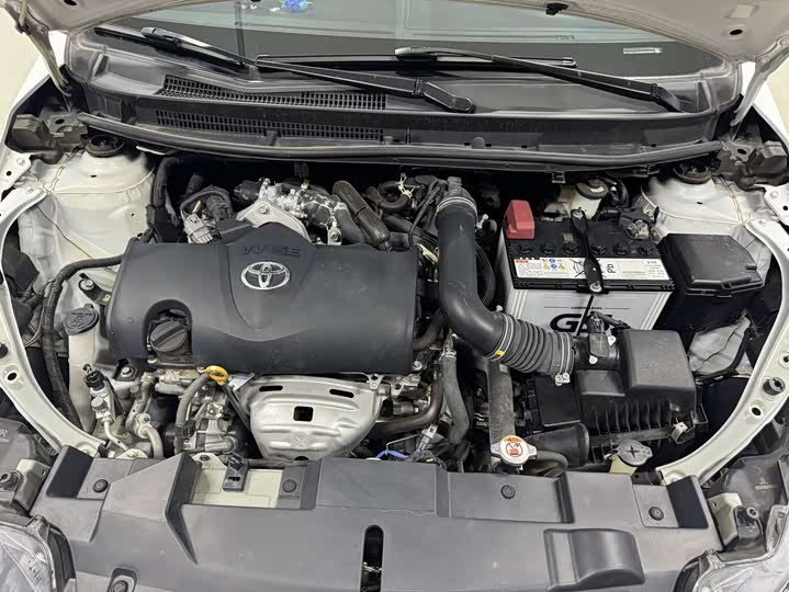 Фото 8 - Toyota Yaris L Hatchback