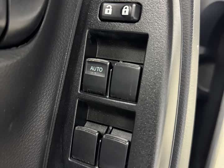 Фото 9 - Toyota Yaris L Hatchback