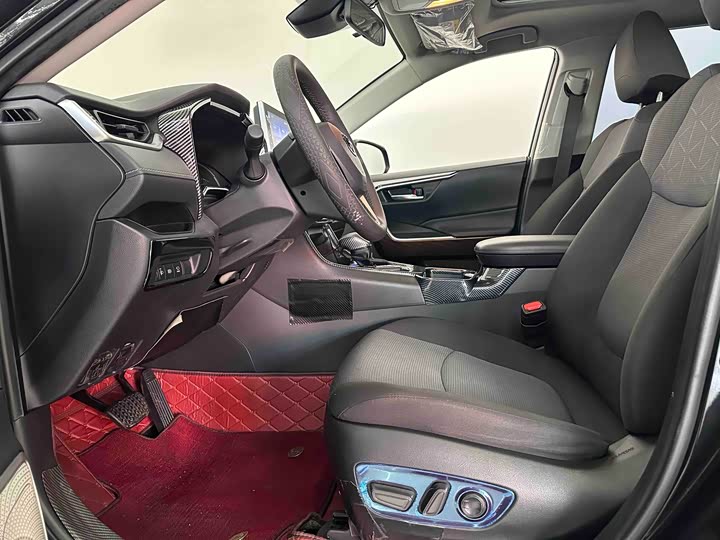 Фото 8 - Toyota RAV4