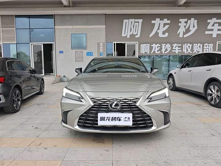 Фото 2 - Lexus ES
