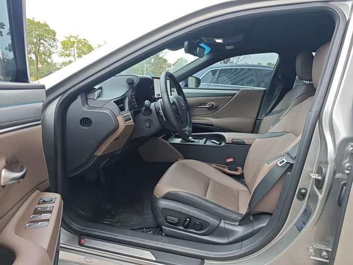 Фото 4 - Lexus ES