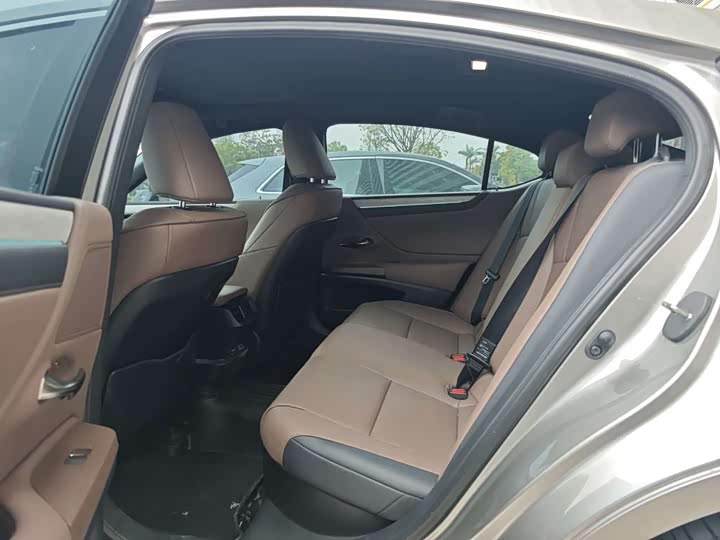 Фото 5 - Lexus ES