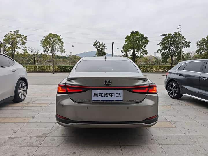 Фото 8 - Lexus ES