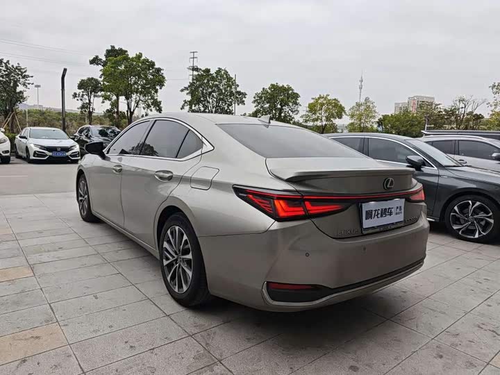 Фото 9 - Lexus ES