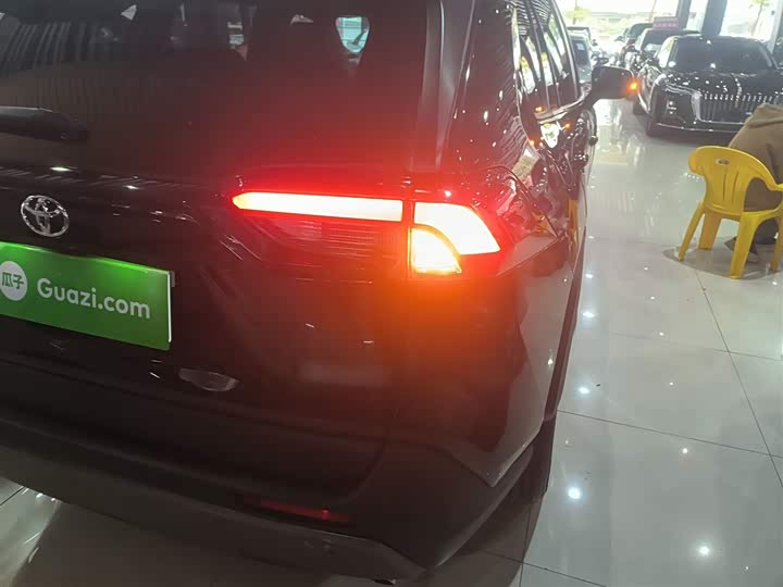 Фото 8 - Toyota RAV4