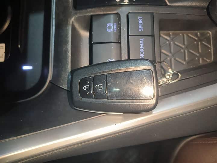 Фото 9 - Toyota RAV4