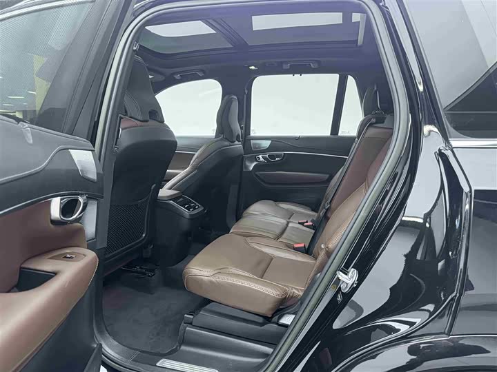 Фото 8 - Volvo XC90