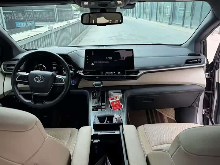 Фото 7 - Toyota Sienna