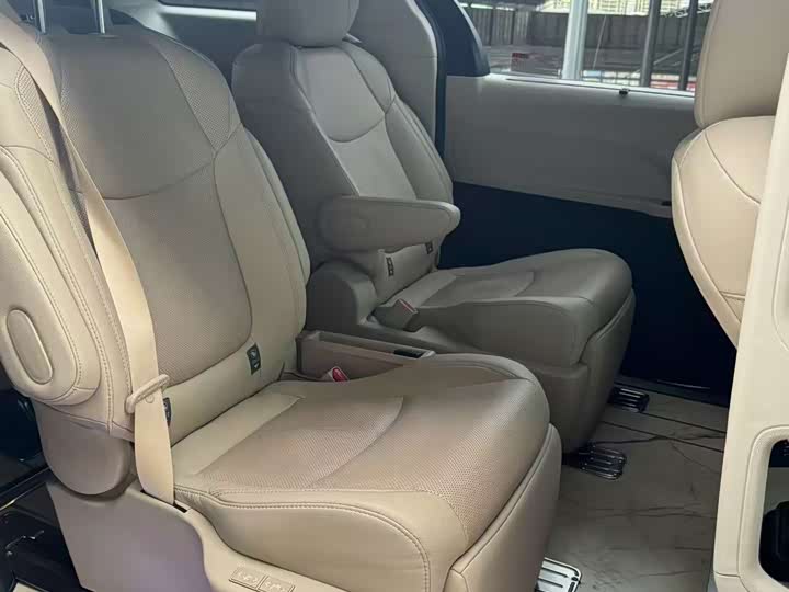 Фото 9 - Toyota Sienna