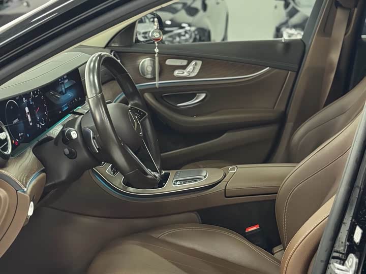 Фото 9 - Mercedes-Benz E-Class